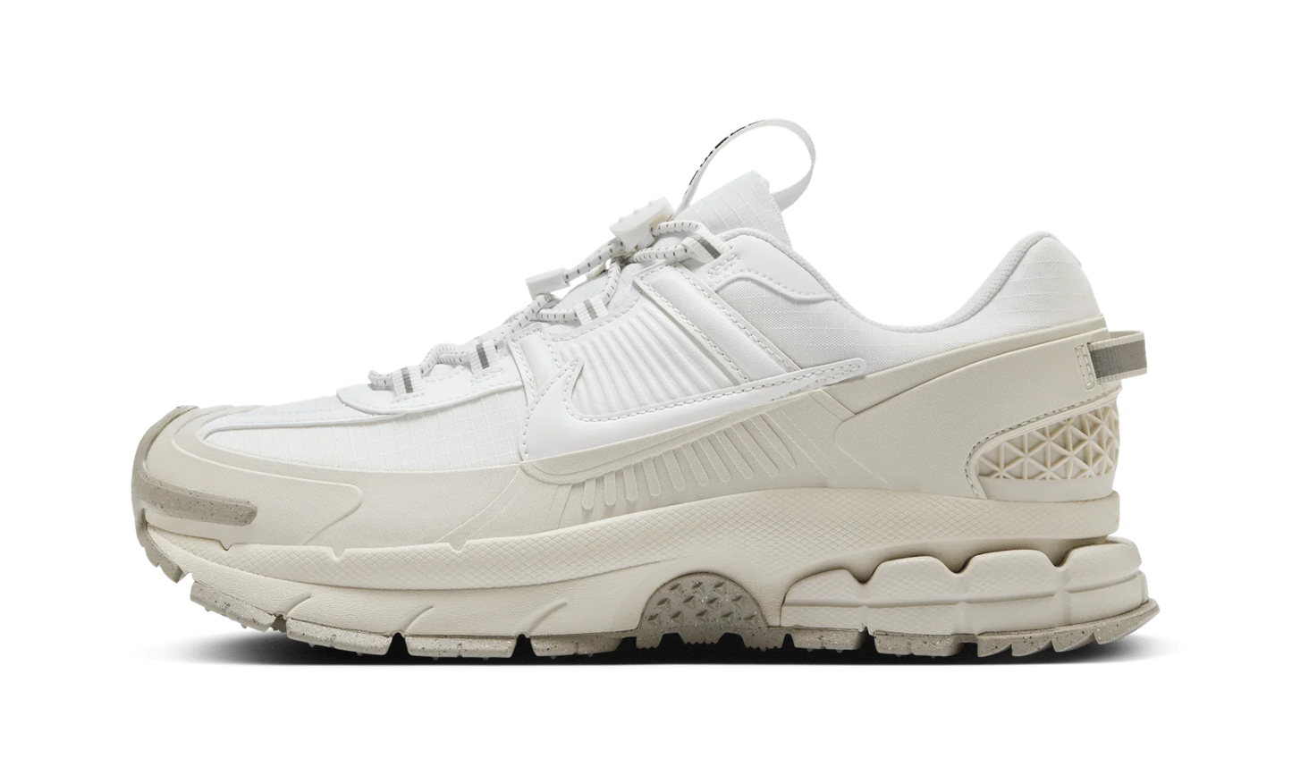 Zoom Vomero Roam "Summit White Light Bone Light Iron Ore"